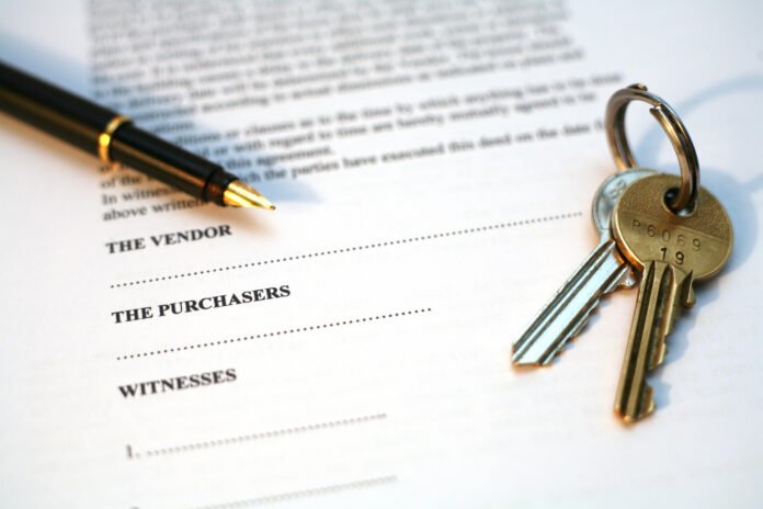 Deed of Trust Fountain pen sitting on a deed of trust contract with a keyring holding 2 keys to the right side
